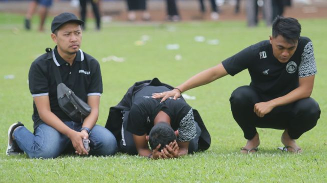 Pemain dan official Arema FC mendatangi Stadion Kanjuruhan pascakerusuhan di Malang, Jawa Timur, Senin (3/10/2022). [ANTARA FOTO/Prasetia Fauzani/rwa]