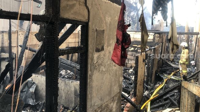 Puluhan rumah hangus terbakar di Jalan Mangga Ubi RT 006/07 Kapuk, Cengkareng, Jakarta Barat, Senin (3/10/2022). [Suara.com/Faqih Fathurrahman]