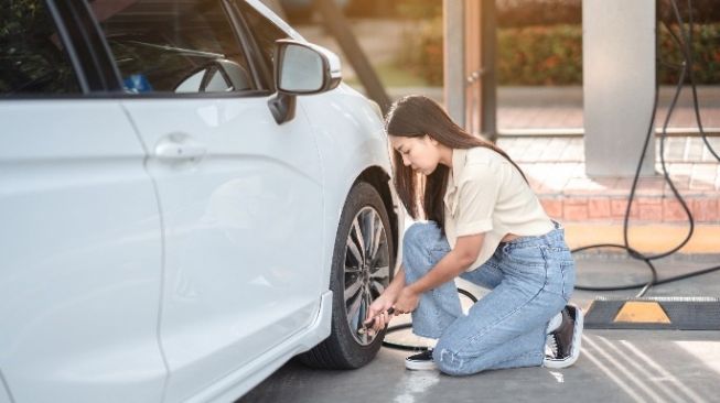 Ketahui Penyebab Ban Mobil Sering Kempes Tapi Tidak Bocor!