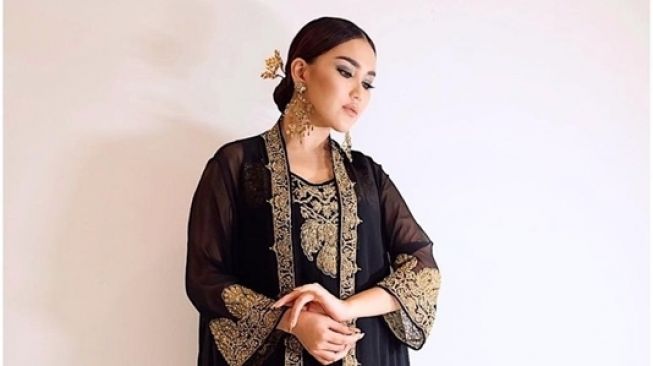 Potret Seleb Rayakan Hari Batik (Instagram/@ayutingting92)