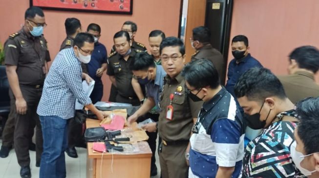 Polri melimpahkan barang bukti kasus pembunuhan Nofryansah Yosua Hutabarat alias Brigadir J ke Kejaksaan Negeri (Kejari) Jakarta Selatan. Beberapa barang bukti yang diserahkan di antaranya pistol dan satu laras panjang, Selasa (4/10/2022). [foto dok. Ist]