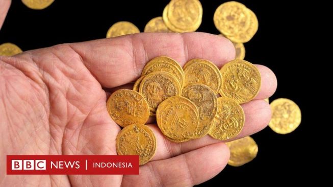 Koin-koin Emas dari Abad ke-7 Ditemukan Tersembunyi di Dalam Tembok