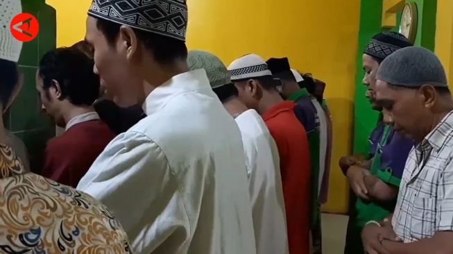 Warga Binaan di Medan Salat Gaib untuk Korban Tragedi Kanjuruhan