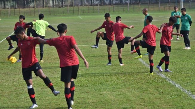 Para pemain Timnas Indonesia U-16 berlatih di Stadion Pajajaran, Kota Bogor, Jawa Barat, Minggu (2/10/2022). ANTARA FOTO/Aditya Pradana Putra/foc. (ANTARA FOTO/ADITYA PRADANA PUTRA)