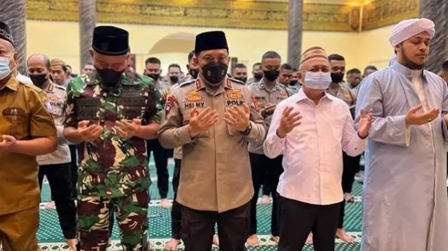 Polda Gorontalo Gelar Salat Gaib Untuk Korban Kerusuhan Stadion Kanjuruhan Malang