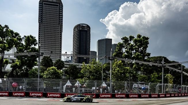 Sirkuit jalan raya Marina Bay Singapura dalam gelaran balap Formula 1 (F1) dan touring car Thailand Super Series (TSS) [Audi Sport Customer Racing Asia]. 