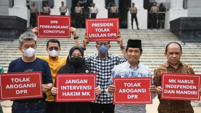 Sejumlah pegiat yang tergabung dalam elemen masyarakat madani menggelar aksi unjuk rasa menolak pemecatan Hakim Konstitusi Aswanto oleh DPR di gedung Mahkamah Konstitusi, Jakarta, Selasa (4/10/2022).[ANTARA FOTO/Akbar Nugroho Gumay/aww].