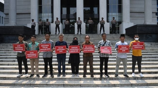 Sejumlah pegiat yang tergabung dalam elemen masyarakat madani menggelar aksi unjuk rasa menolak pemecatan Hakim Konstitusi Aswanto oleh DPR di gedung Mahkamah Konstitusi, Jakarta, Selasa (4/10/2022).[ANTARA FOTO/Akbar Nugroho Gumay/aww].