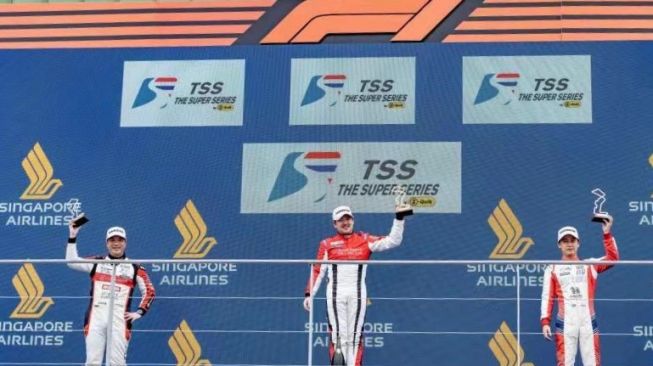 Para juara Thailand Super Series seri Singapura: Yasser Shahin/Audi Sport Asia Team Absolute, Andrew Haryanto/Audi Sport Asia Team Absolute, dan Vincente Floirendo/B-Quik Absolute Racing [Audi Sport Customer Racing Asia].