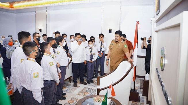 Wali Kota Medan Bobby Nasution menerima kedatangan rombongan siswa dari Perguruan Islam Al Amjad di Balai Kota Medan, Selasa (4/10/2022). [dok Pemkot Medan]