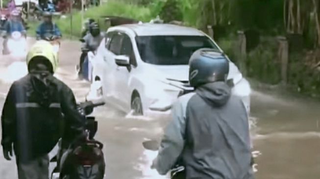 Hujan Deras Guyur Purwakarta Sejumlah Ruas Jalan Tergenang Air Suarajabarid 1202