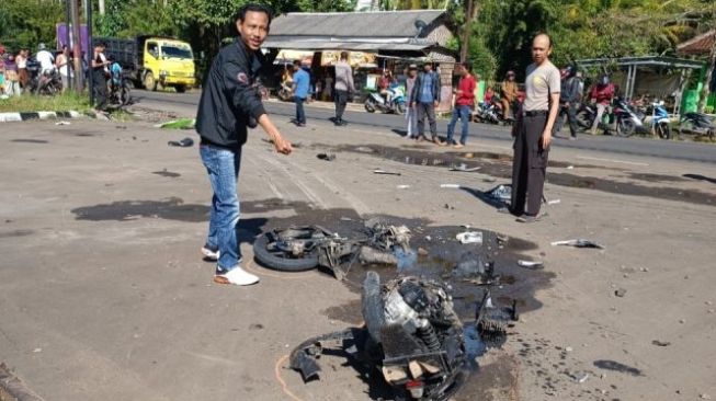 Bus Rombongan Ziarah Tabrak Pemotor Asal Menes Hingga Tewas