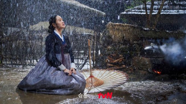 Potret Kim Hye Soo di Under The Queen's Umbrella (Instagram/@tvn_drama)