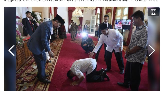 Foto asli momen masyarakat bersujud kepada Jokowi (foto tangkap layar dari situs Detikcom).