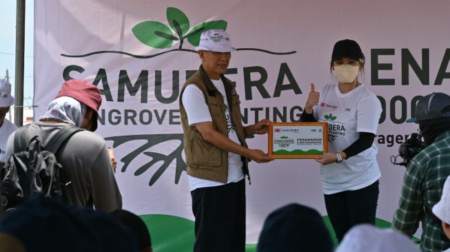 Samudera Indonesia Peduli (SIP) menggandeng Badan Wakaf Alquran (BWA) melakukan penanaman mangrove sebanyak 5 ribu bibit di Kampung Beting, Bekasi. [dokumentasi pribadi]