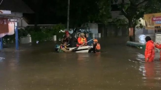 Sejumlah warga dievakuasi dari rumahnya setelah banjir melanda Pondok Karya di Mampang Prapatan, Jakarta Selatan pada Selasa (4/10/2022) malam. [Suara.com/Rakha Arlyanto]