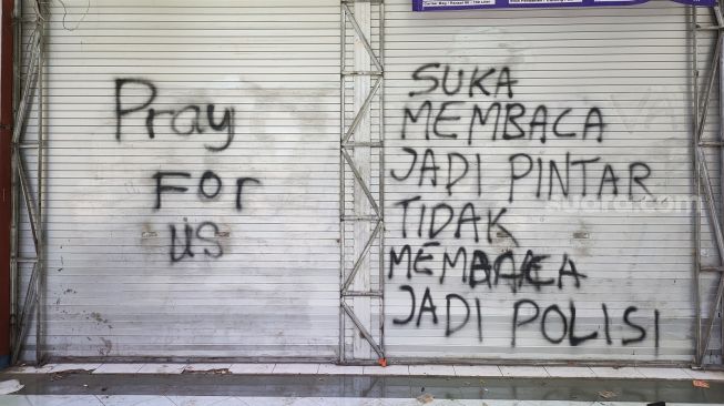 Sejumlah coretan berisi kekecewaan menghiasi dinding Stadion Kanjuruhan Malang, Jawa Timur, Selasa (4/10/2022). Mereka minta agar kasus Tragedi Kanjuruhan yang menelan lebih dari 100 orang meninggal dunia diusut tuntas. [Suara.com/Dimas Angga]