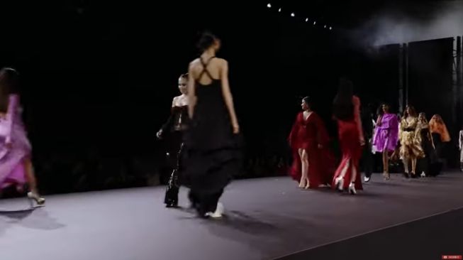 Potret Ariel Tatum melenggang di Paris Fashion Week (YouTube/L'Oréal Paris España)