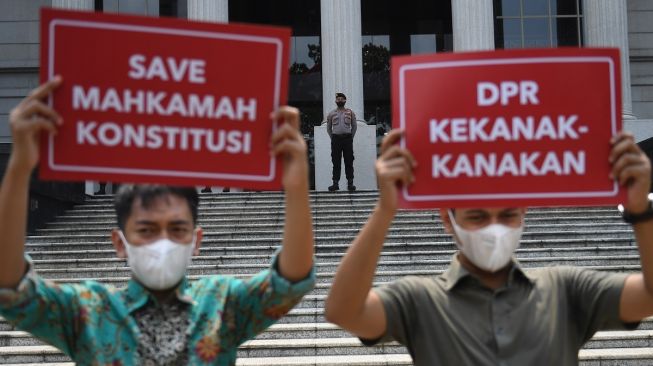 Sejumlah pegiat yang tergabung dalam elemen masyarakat madani menggelar aksi unjuk rasa menolak pemecatan Hakim Konstitusi Aswanto oleh DPR di gedung Mahkamah Konstitusi, Jakarta, Selasa (4/10/2022).[ANTARA FOTO/Akbar Nugroho Gumay/aww].