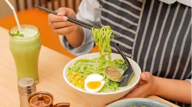 Sekilas Bikin Heran, Ramen Matcha degan Es Krim di Restoran Ini Justru Sukses Curi Hati Pelanggan