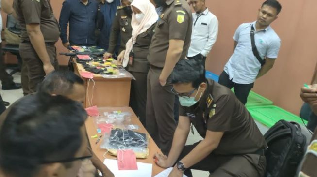 Tim penyidik Bareskrim Polri dan JPU Kejaksaan RI mengecek barang bukti tindak pidana pembunuhan Brigadir J dan "obstruction of justice" di Kejaksaan Negeri Jakarta Selatan, Selasa (4-10-2022). ANTARA/HO-Puspenkum Kejaksaan Agung