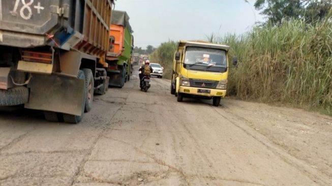 Revisi Perbup Hingga Demo Tak Mempan, Truk Tambang Masih Berkeliaran di Luar Jam Operasional