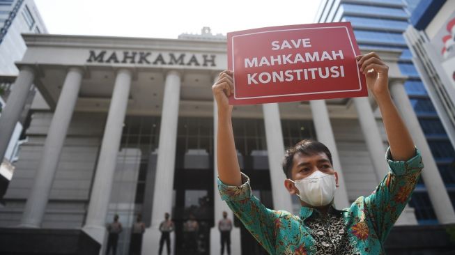 Sejumlah pegiat yang tergabung dalam elemen masyarakat madani menggelar aksi unjuk rasa menolak pemecatan Hakim Konstitusi Aswanto oleh DPR di gedung Mahkamah Konstitusi, Jakarta, Selasa (4/10/2022).[ANTARA FOTO/Akbar Nugroho Gumay/aww].