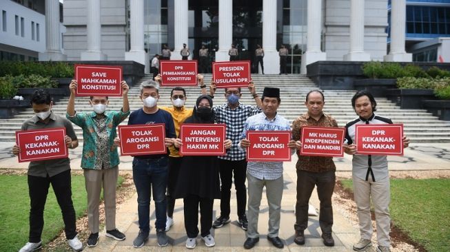 Sejumlah pegiat yang tergabung dalam elemen masyarakat madani menggelar aksi unjuk rasa menolak pemecatan Hakim Konstitusi Aswanto oleh DPR di gedung Mahkamah Konstitusi, Jakarta, Selasa (4/10/2022).[ANTARA FOTO/Akbar Nugroho Gumay/aww].