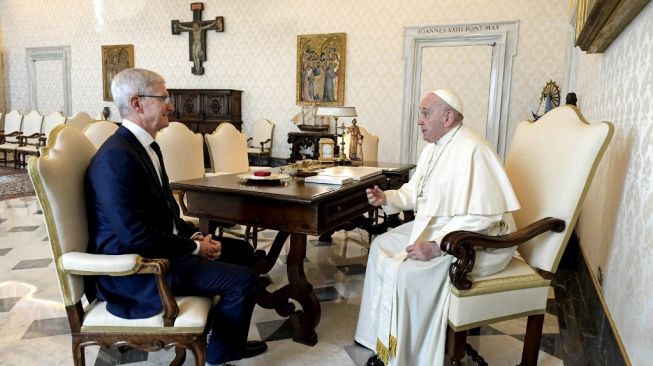 CEO Apple, Tim Cook dan Paus Fransiskus. [Handout/Vatican Media/AFP]