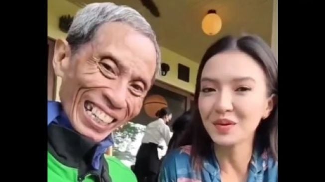 Babeh Ojol Ini Pamer Semotor Berdua Raline Shah: Rela Pakai Helm Tanpa Kaca!