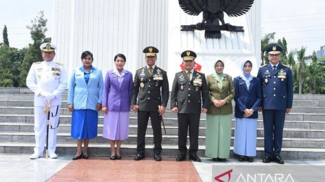 Kompak, Panglima TNI Didampingi 3 Kepala Staf Ziarah ke TMP Kalibata