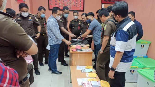 Polri melimpahkan barang bukti kasus pembunuhan Nofryansah Yosua Hutabarat alias Brigadir J ke Kejaksaan Negeri (Kejari) Jakarta Selatan. Beberapa barang bukti yang diserahkan di antaranya pistol dan satu laras panjang, Selasa (4/10/2022). [foto dok. Ist]