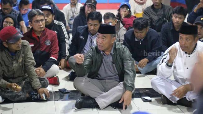 Menko PMK Muhadjir Effendy berdialog dengan Aremania soal peristiwa di Stadion Kanjuruhan (Muhammad Afnani Alifian/beritajatim.com)