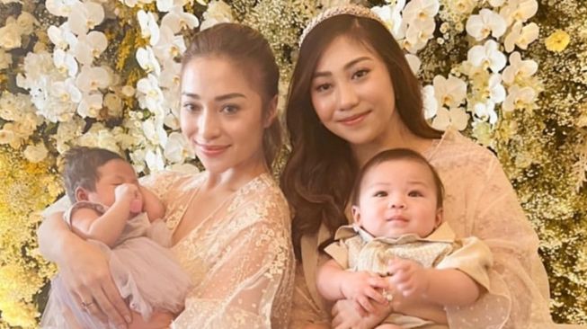 9 Potret Mewah Akikah Gabungan Baby Izz dan Baby Lalita, Putri Adik-kakak Nikita Willy dan Nona Willy