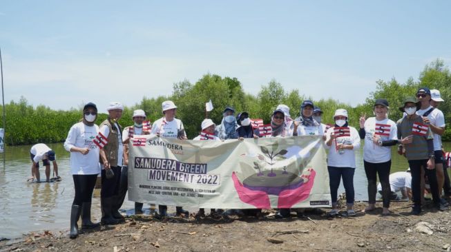 Samudera Indonesia Peduli (SIP) menggandeng Badan Wakaf Alquran (BWA) melakukan penanaman mangrove sebanyak 5 ribu bibit di Kampung Beting, Bekasi. [dokumentasi pribadi]