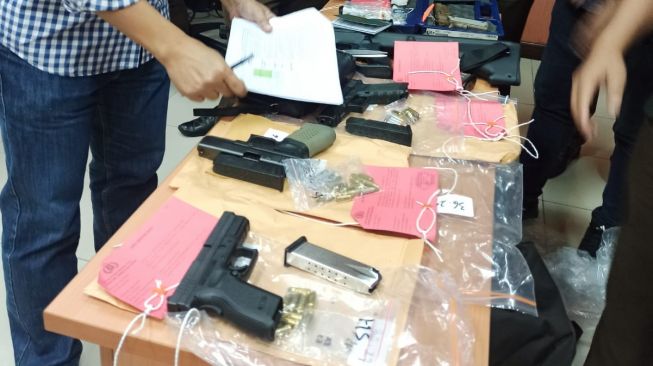 Polri melimpahkan barang bukti kasus pembunuhan Nofryansah Yosua Hutabarat alias Brigadir J ke Kejaksaan Negeri (Kejari) Jakarta Selatan. Beberapa barang bukti yang diserahkan di antaranya pistol dan satu laras panjang, Selasa (4/10/2022). [foto dok. Ist]