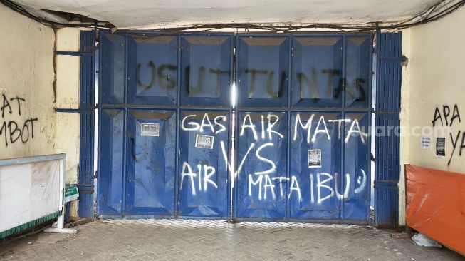 Sejumlah coretan berisi kekecewaan menghiasi dinding Stadion Kanjuruhan Malang, Jawa Timur, Selasa (4/10/2022). Mereka minta agar kasus Tragedi Kanjuruhan yang menelan lebih dari 100 orang meninggal dunia diusut tuntas. [Suara.com/Dimas Angga]