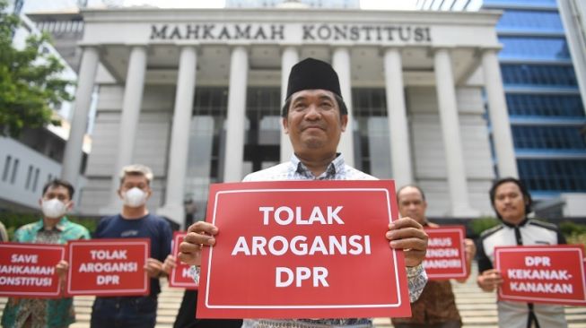 Sejumlah pegiat yang tergabung dalam elemen masyarakat madani menggelar aksi unjuk rasa menolak pemecatan Hakim Konstitusi Aswanto oleh DPR di gedung Mahkamah Konstitusi, Jakarta, Selasa (4/10/2022).[ANTARA FOTO/Akbar Nugroho Gumay/aww].