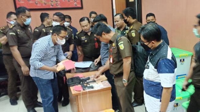 Polri melimpahkan barang bukti kasus pembunuhan Nofryansah Yosua Hutabarat alias Brigadir J ke Kejaksaan Negeri (Kejari) Jakarta Selatan. Beberapa barang bukti yang diserahkan di antaranya pistol dan satu laras panjang, Selasa (4/10/2022). [foto dok. Ist]