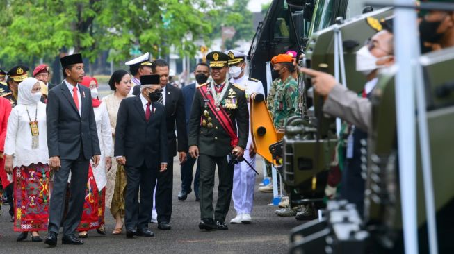 Presiden Joko Widodo beserta ibu negara Iriana dan Wapres Maruf Amin beserta Ibu Wury menyaksikan defile pasukan dan pawai alat utama sistem persenjataan atau alutsista yang digelar di jalan sekitar Istana Kepresidenan Jakarta. (Foto: Muchlis Jr - Biro Pers Sekretariat Presiden)