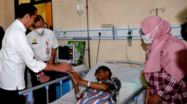 Presiden Joko Widodo atau Jokowi menjenguk korban tragedi Kanjuruhan, Malang, Jawa Timur di Rumah Sakit Umum Daerah (RSUD) dr. Saiful Anwar pada Rabu (5/10/2022). [Foto: Rusman - Biro Pers Sekretariat Presiden]