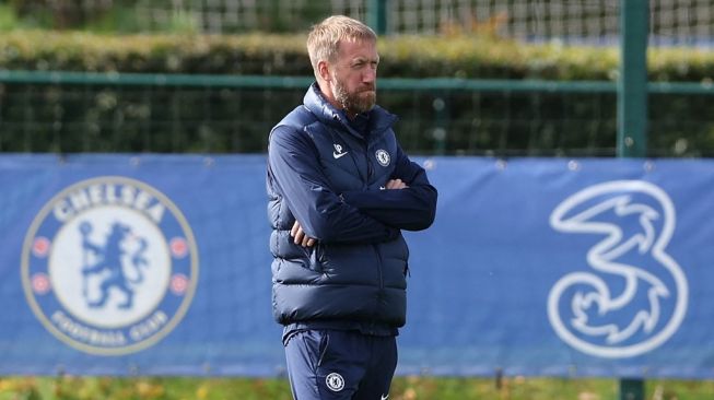 Pelatih Chelsea, Graham Potter memimpin sesi latihan timnya di Pusat Latihan Cobham, London jelang pertandingan Champions League kontra AC Milan. [Adrian DENNIS / AFP]