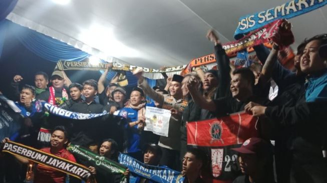 Perwakilan suporter berbagai klub sepak bola berfoto bersama di halaman parkir Stadion Mandala Krida, Kota Yogyakarta, Selasa malam (ANTARA/Luqman Hakim)