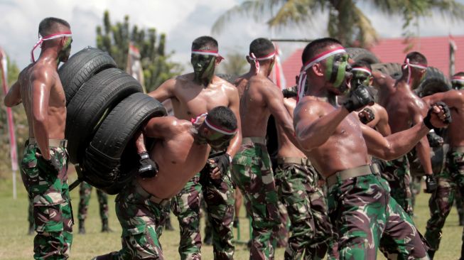 Sejumlah anggota TNI melakukan atraksi Spartan Komando (Sparko) usai upacara peringatan Hari Ulang Tahun (HUT) TNI ke-77 di Liluwo, Kota Gorontalo, Gorontalo, Rabu (5/10/2022).[ANTARA FOTO/Adiwinata Solihin/nz]