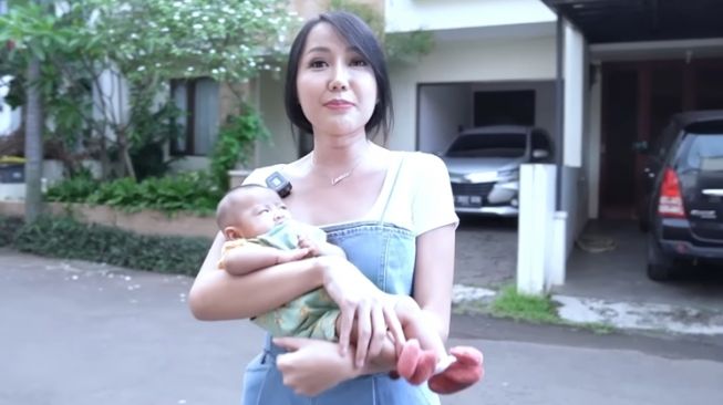 Lucinta Luna Momong Anak Ria Ricis (YouTube Ricis Official)