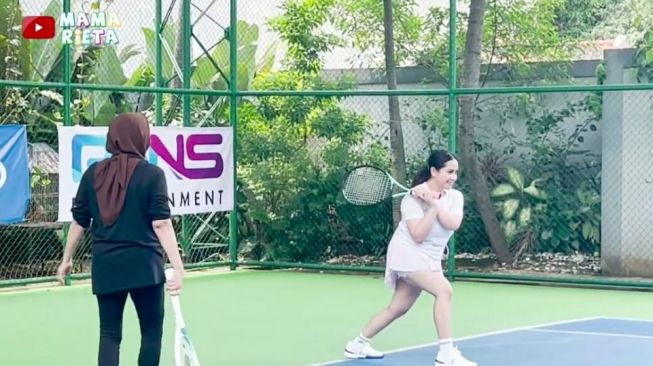  Potret Nagita Slavina Tenis Bareng Mama Rieta dan Caca Tengker (YouTube/Mama Rieta)