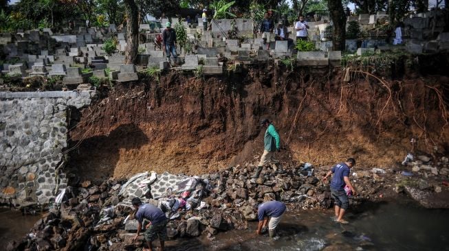 Petugas berada di lokasi longsornya pemakaman di TPU Sirnaraga, Bandung, Jawa Barat, Rabu (5/10/2022).  ANTARA FOTO/Raisan Al Farisi