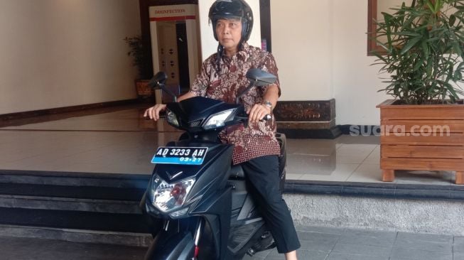 Cerita Lucu Wakil Wali Kota Solo Berangkat Kerja Naik Motor Listrik: Awalnya Takut, Lama-lama Terbiasa