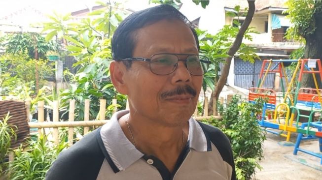 Ketua RW 04 Supan (64) menceritakan kronologi banjir yang meredam puluhan rumah warganya di Jalan Pondok Karya, Komplek Polri, Mampang, Jakarta Selatan, Rabu (5/10/2022). [Suara.com/Faqih Fathurrahman]