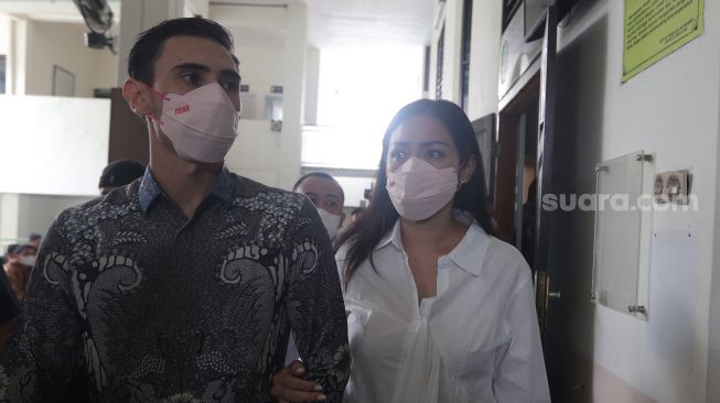 Vincent Verhaag (kiri) bersama Jessica Iskandar (kanan) bersiap mengikuti sidang gugatan pencemaran nama baik di Pengadilan Negeri Jakarta Selatan, Rabu (5/9). [Suara.com/Oke Atmaja]